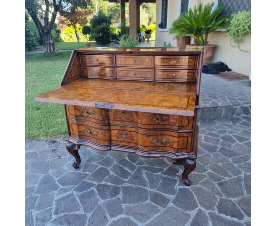 18th-century walnut bureau Louis XV Venice: a masterpiece of elegance