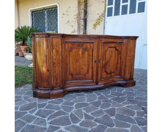 Credenza mossa del 700 in noce Venezia