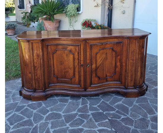 Credenza mossa del 700 in noce Venezia
