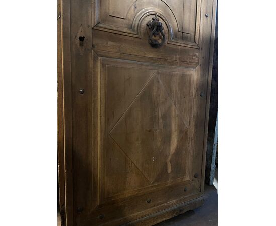 PTCR434 - Portoncino da ingresso rustico in noce, pannelli scolpiti a rombi, epoca '800, luce cm L 78 x H 173