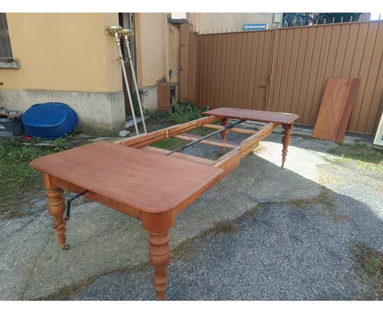 Elegante tavolo inglese