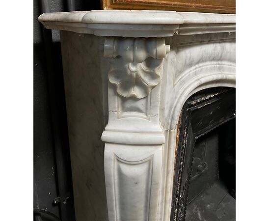 CHM603 - Affascinante camino in marmo bianco di Carrara, epoca '800, misure cm L 145 x H 107 x P 36