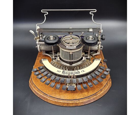 Macchina da scrivere americana Hammond a mezzaluna, epoca 1905 circa.