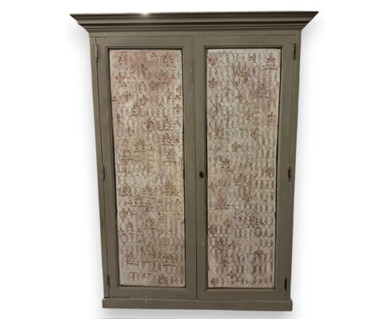 ARM257 - Lacquered wardrobe, 19th century, dimensions max cm W 154 x H 204 x D 57