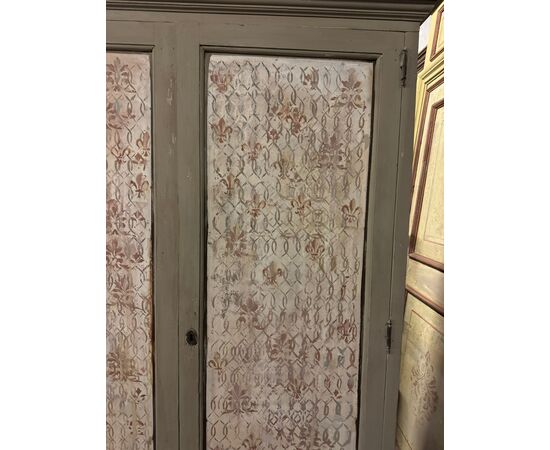 ARM257 - Lacquered wardrobe, 19th century, dimensions max cm W 154 x H 204 x D 57