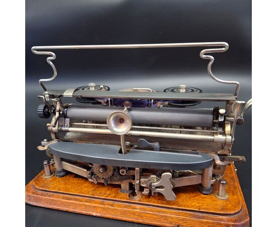 Macchina da scrivere americana Hammond a mezzaluna, epoca 1905 circa.