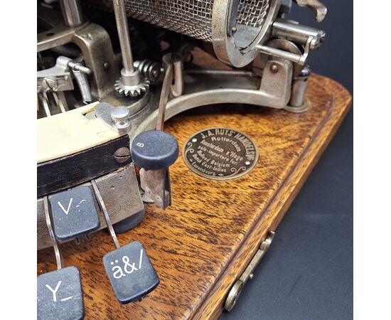 Macchina da scrivere americana Hammond a mezzaluna, epoca 1905 circa.