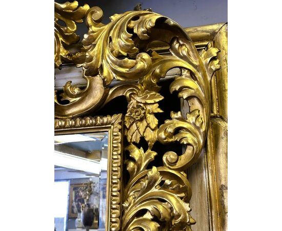 
Maestosa Specchiera Luigi XV in legno intagliato e dorato