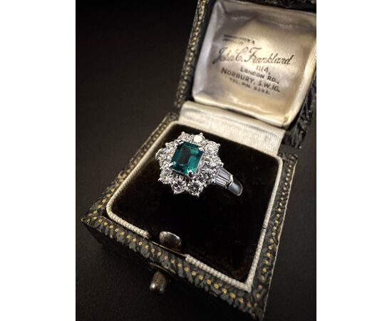 Anello  in  Platino  con  Smeraldo  e  Diamanti