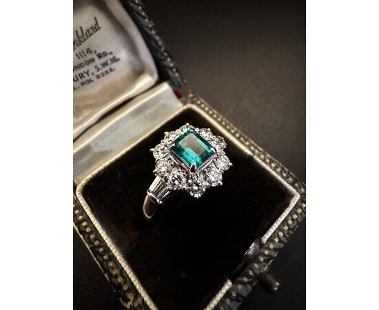 Anello  in  Platino  con  Smeraldo  e  Diamanti
