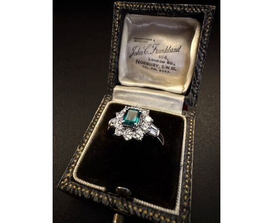 Anello  in  Platino  con  Smeraldo  e  Diamanti