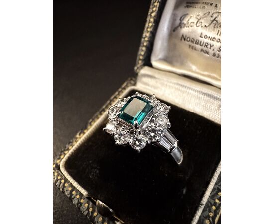 Anello  in  Platino  con  Smeraldo  e  Diamanti