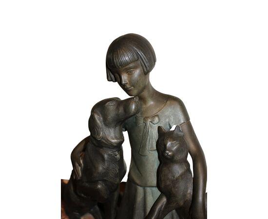 Scultura decò francese fanciulla con cane e gatto firmata da P. Sega - XX secolo