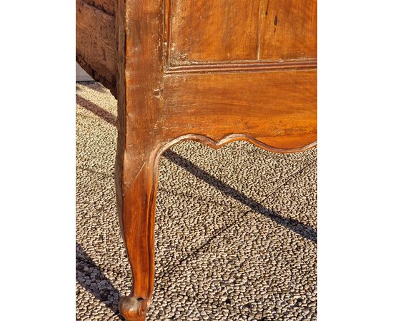 Shaped Provençal walnut chest of drawers, 18th century
