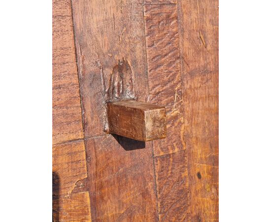 Venetian extendable solid walnut table, 18th century
