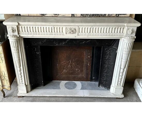
Camino Luigi XVI in marmo bianco di Carrara, XVIII secolo