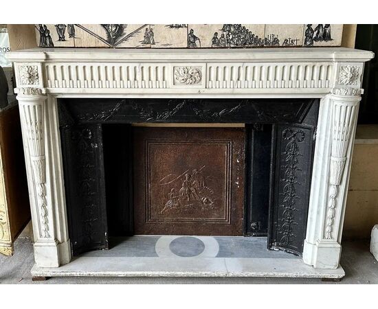 
Camino Luigi XVI in marmo bianco di Carrara, XVIII secolo