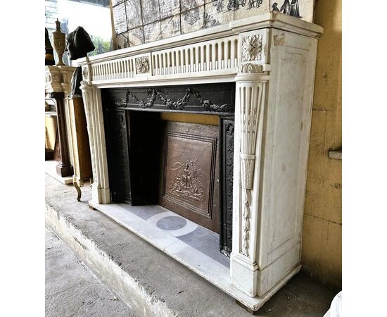 
Camino Luigi XVI in marmo bianco di Carrara, XVIII secolo