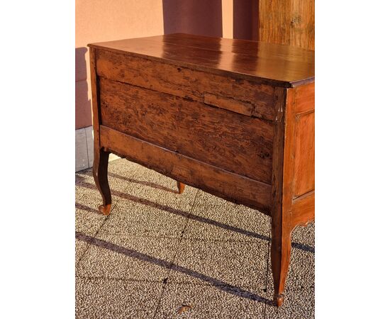 Shaped Provençal walnut chest of drawers, 18th century