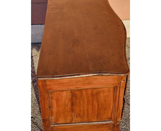Shaped Provençal walnut chest of drawers, 18th century