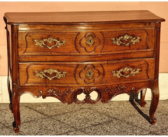 Shaped Provençal walnut chest of drawers, 18th century