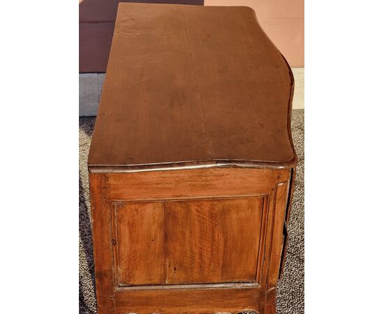 Shaped Provençal walnut chest of drawers, 18th century