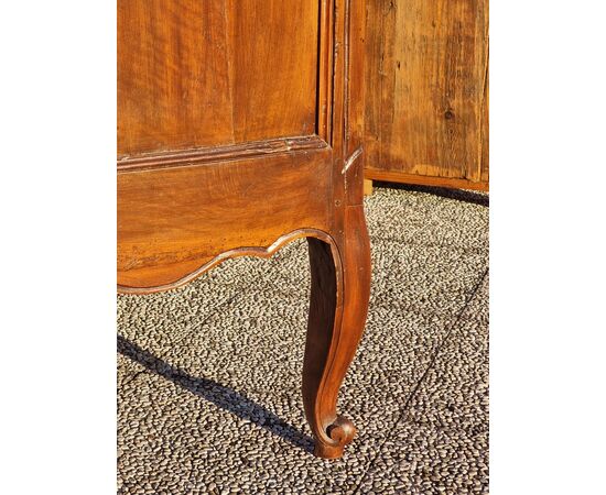 Shaped Provençal walnut chest of drawers, 18th century