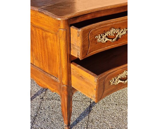 Shaped Provençal walnut chest of drawers, 18th century