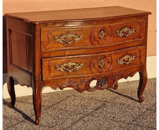 Shaped Provençal walnut chest of drawers, 18th century