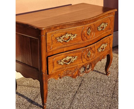 Shaped Provençal walnut chest of drawers, 18th century