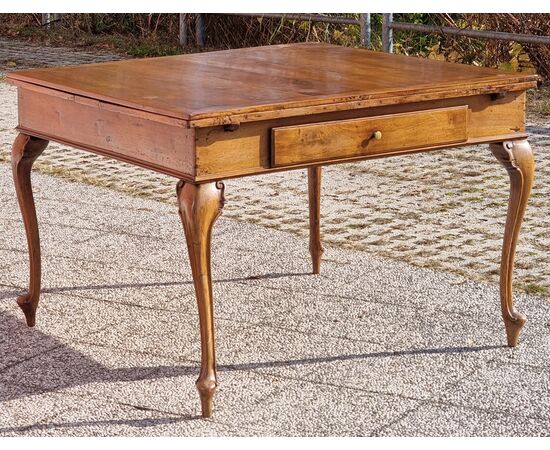 Venetian extendable solid walnut table, 18th century