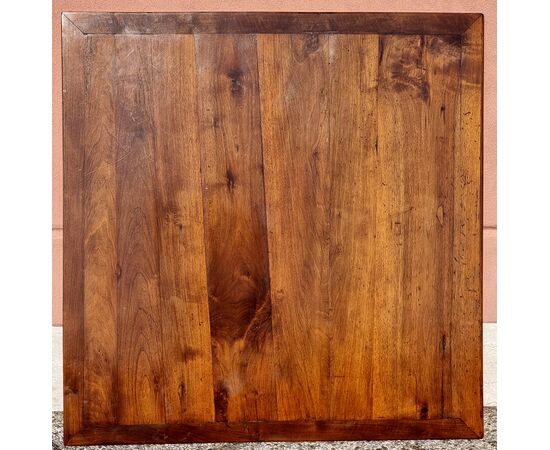 Venetian extendable solid walnut table, 18th century