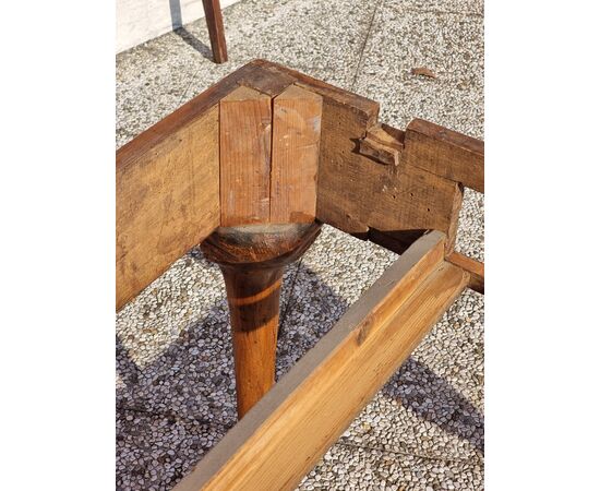 Venetian extendable solid walnut table, 18th century