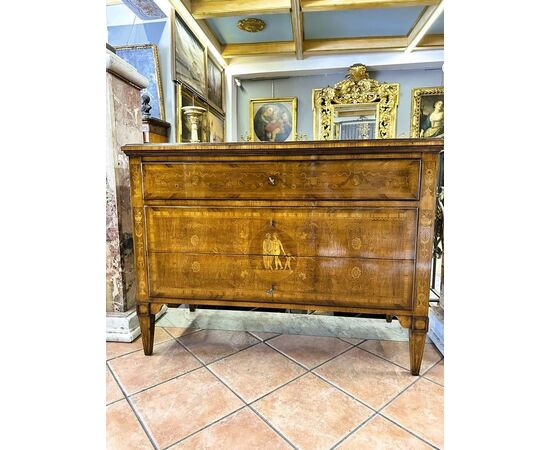 
Comò Luigi XVI in legno intarsiato – Italia, XIX Secolo