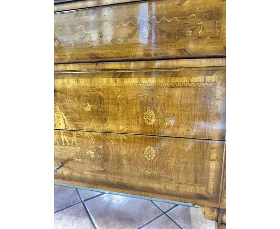 
Comò Luigi XVI in legno intarsiato – Italia, XIX Secolo