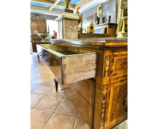 
Comò Luigi XVI in legno intarsiato – Italia, XIX Secolo