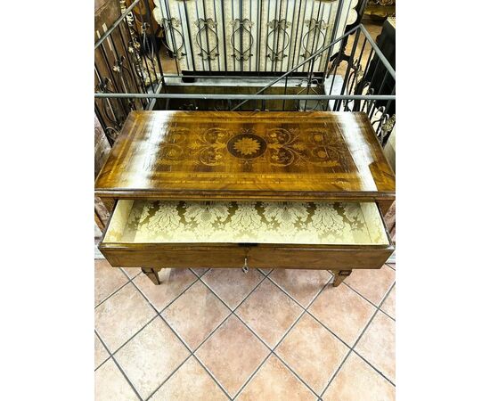 
Comò Luigi XVI in legno intarsiato – Italia, XIX Secolo