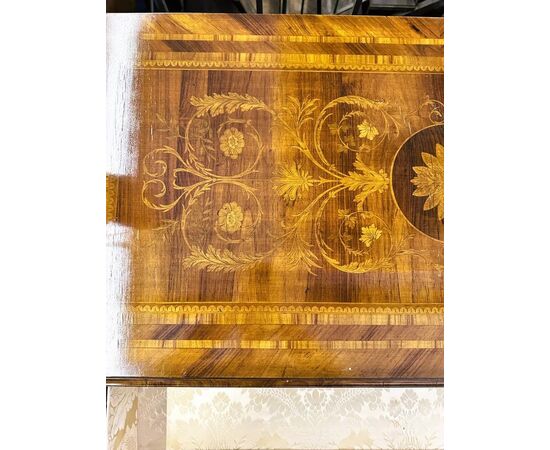 
Comò Luigi XVI in legno intarsiato – Italia, XIX Secolo