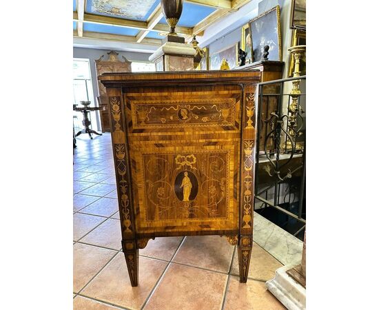 
Comò Luigi XVI in legno intarsiato – Italia, XIX Secolo