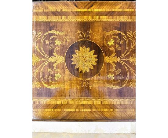 
Comò Luigi XVI in legno intarsiato – Italia, XIX Secolo