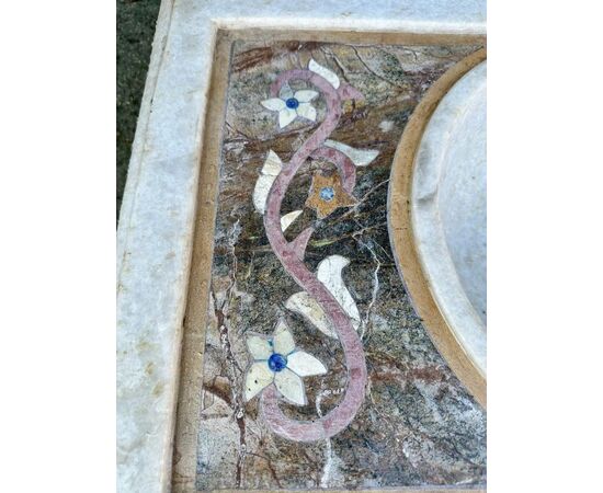 
Lavabo in marmo con intarsi floreali in pietre dure, XX secolo