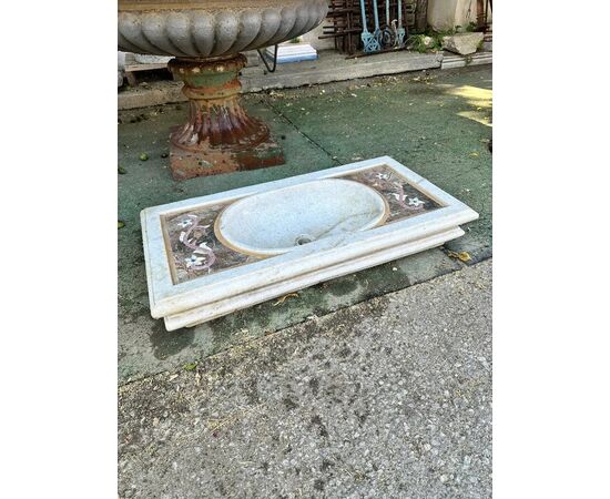 
Lavabo in marmo con intarsi floreali in pietre dure, XX secolo