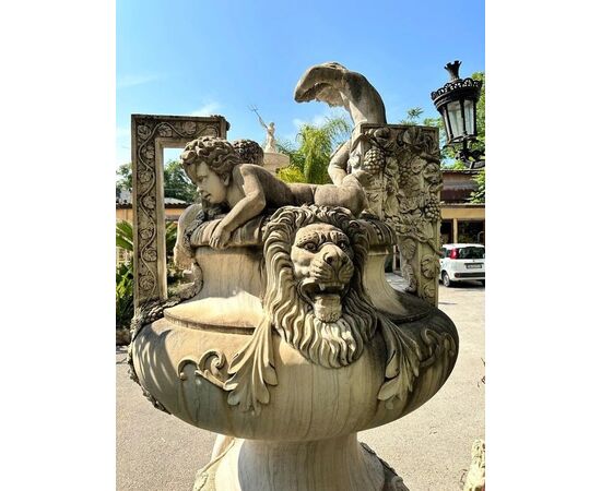 
Fontana Scultorea Neoclassica in Marmo Bianco