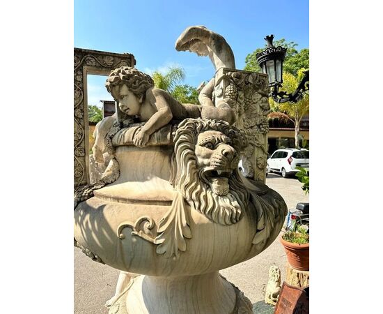 
Fontana Scultorea Neoclassica in Marmo Bianco