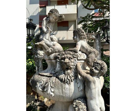 
Fontana Scultorea Neoclassica in Marmo Bianco