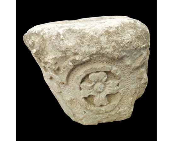 Bel capitello romanico lombardo in pietra