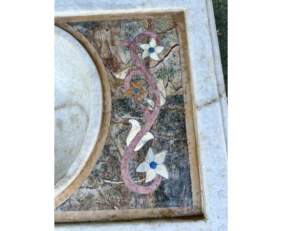 
Lavabo in marmo con intarsi floreali in pietre dure, XX secolo