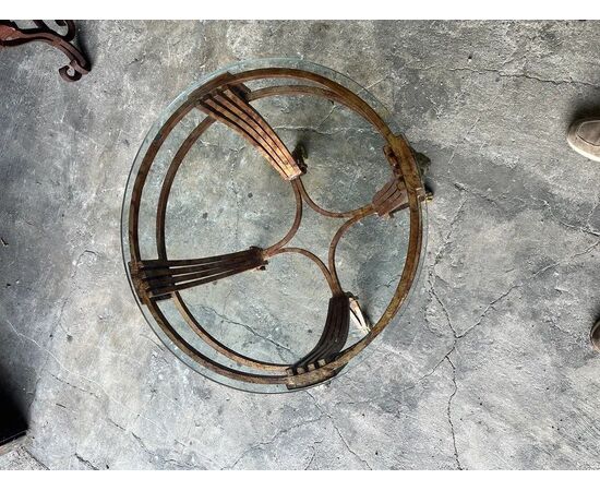 
Tavolino in ferro bronzato con teste di leone