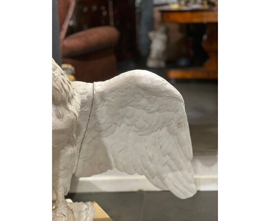 Scultura raffigurante aquila