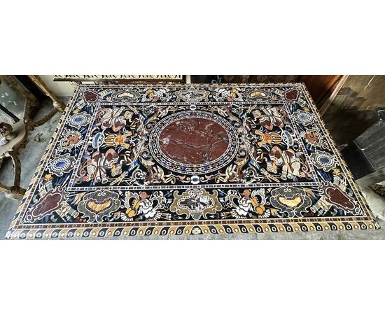 
Tavolo in marmo intarsiato con base in ferro forgiato